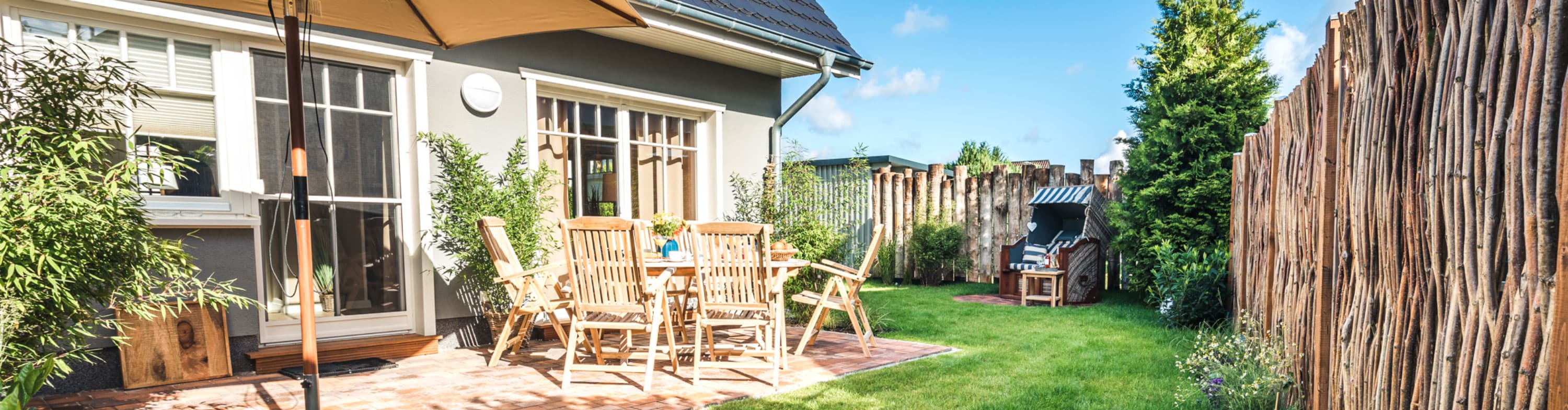 Außenbereich mit Terrasse und Strandkorb des Ferienhauses Inselliebe