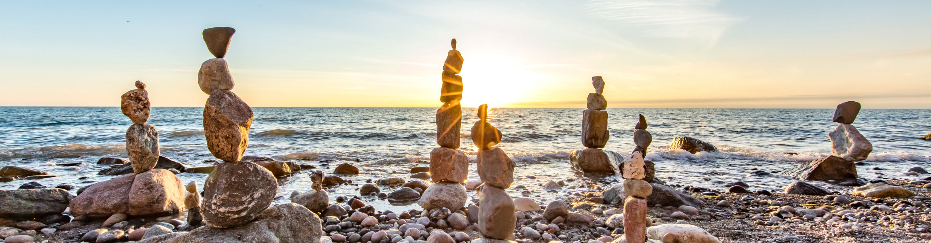 Ein Pärchen genießt den Sonnenuntergang am Strand